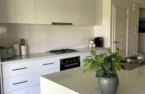 Boorooma Apartment | Experience Modern Luxury at Our Stylish Retreat
