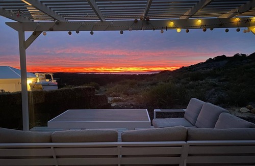 Bremer Bay Ski Chalet | EXPERIENCE SERENITY IN A UNIQUE STRAWBALE RETREAT WITH BREATHTAKING VIEWS