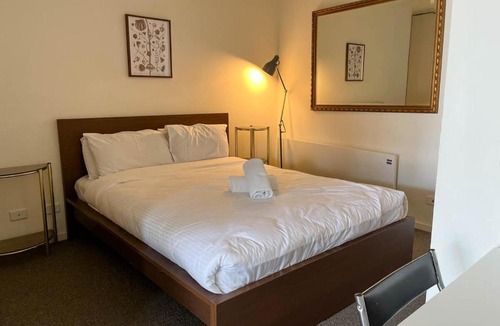 Windsor Apartment | Explore Melbourne from this Chic 1BR in Windsor