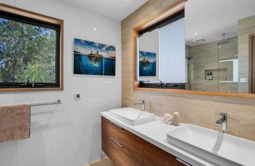 Coningham House | Exquisite Waterfront Oasis Near Bruny Hobart
