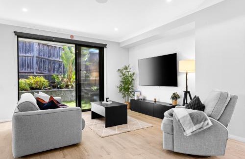 Schofields House | Extra Spacious Modern Retreat near Tallawong Metro