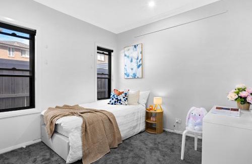 Schofields House | Extra Spacious Modern Retreat near Tallawong Metro