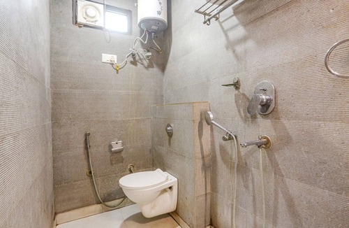 Janakpuri Hotel | Fabhotel Gold Inn