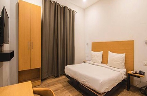Gomti Nagar Hotel | Fabhotel Kingston House