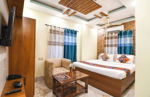 Madanpur Hotel | FabHotel Leechi Lodging & Fooding - Nr. AIIMS
