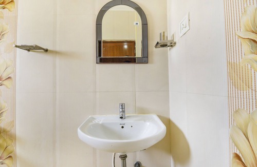 Nanganallur Hotel | Fabhotel Sri Krishna Residency Airport