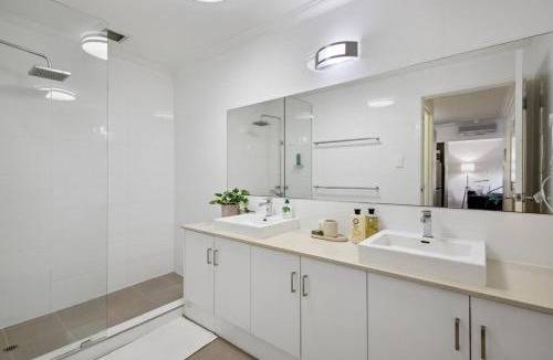 Northbridge Apartment | Fabulous Apt in Northbridge with Pool & WiFi
