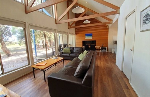Forge Creek House | Fabulous self contained lakeside accommodation in a natural bush setting