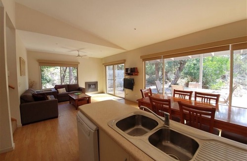 Forge Creek House | Fabulous self contained lakeside accommodation in a natural bush setting