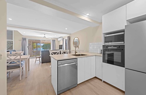 Mooloolaba Apartment | Family Friendly 2 Bed Flat with Balcony