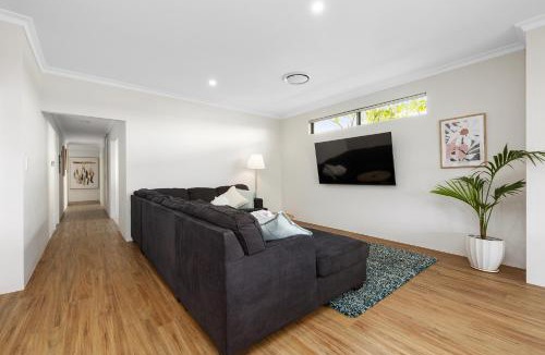Carlisle House | Family Friendly Close 2 Airport, Optus, Crown & City