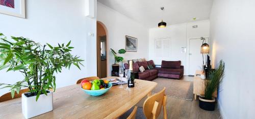 Tamarama Apartment | Fantastic Sea Views - Relaxed Coastal Living
