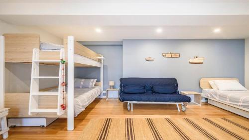 Pretty Beach House | 'Fantastic Waterfront Beach House' by HolidayCo