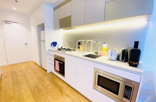 Melbourne Central Business District Apartment | ❤️FIFTE09/InnerCBD/SkyHigh View/1Min To Station/FREE(Pool/GYM/Tram)