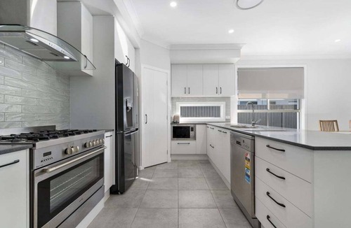 Banksia Beach House | Fishers' Tee Time Home