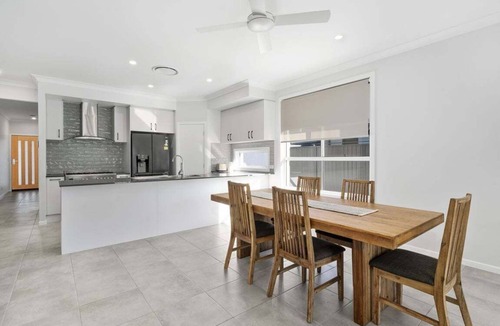 Banksia Beach House | Fishers' Tee Time Home