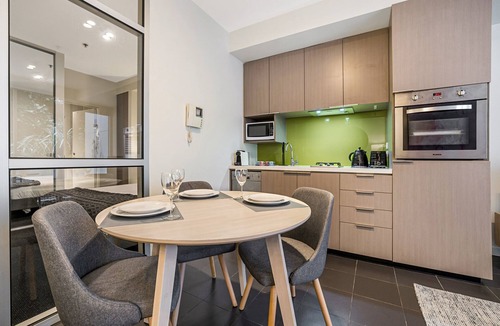 Fitzroy North Apartment | Fitzroy Hideaway Near Parks, Cafés & Parking