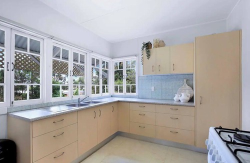 St. Lucia House | Five-Bedroom Heritage Home Close to Brisbane River & CBD - Pet Friendly