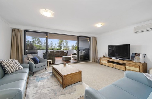 Port Macquarie Apartment | Flightdeck 101 - Large Modern Apartment In Great Location Close To CBD