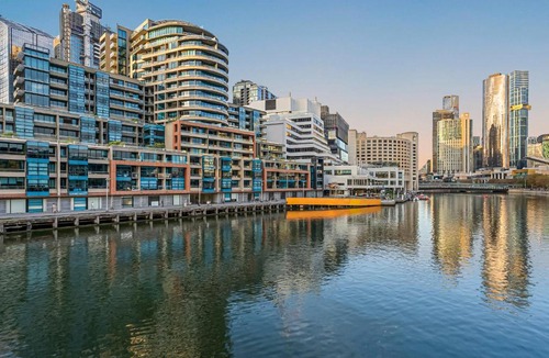 Docklands Apartment | Flinders Wharf - River Views & Free Parking