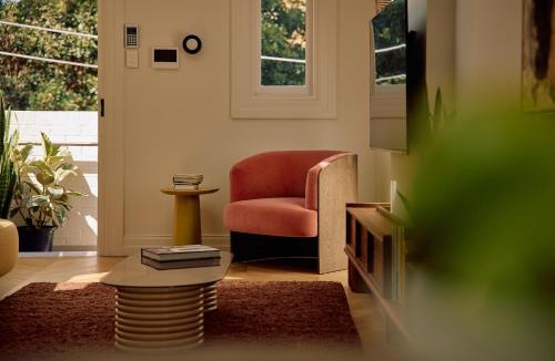Newtown Apartment | Flora Suite