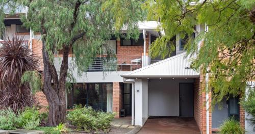 Margaret River Apartment | Forest Edge Villa - Family Friendly - Walk To Town