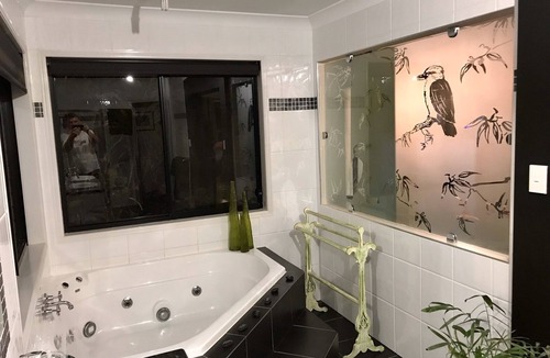 Willow Vale House | Forest Setting, Pool, Cabana, Large bath, Netflix/Foxtel/Wifi, King Size Bed