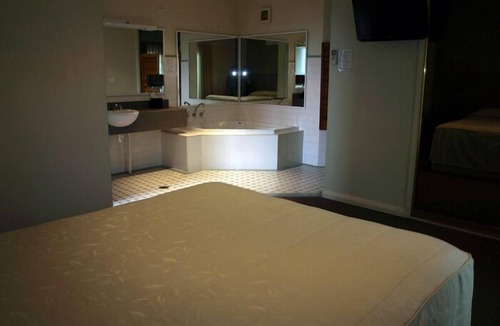 Singleton Hotel | Francis Phillip Motor Inn