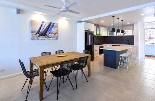 Hamilton Island Apartment | Frangipani Lodge 005, Beachfront Apartment on Hamilton Island