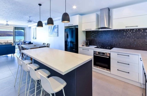 Hamilton Island Apartment | Frangipani Lodge 005, Beachfront Apartment on Hamilton Island