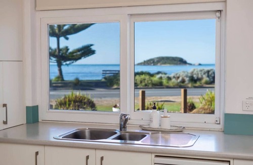 Encounter Bay House | Frankies Beach House—A Breezy Esplanade Escape