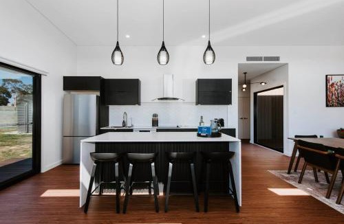 Erudgere House | Frantoio Cottage - Serene Horizons, Stylish Comforts