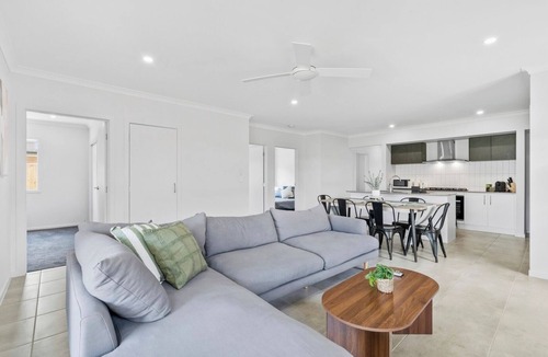 Crestmead House | Fresh and Stylish 4BR Getaway Near Local Parklands