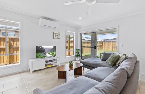 Crestmead House | Fresh and Stylish 4BR Getaway Near Local Parklands