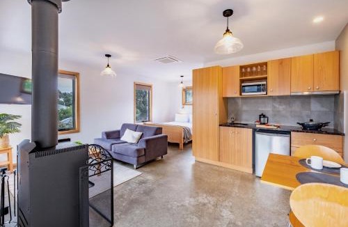 Coles Bay Apartment | Freycinet Stone Studio 7 - Quartz