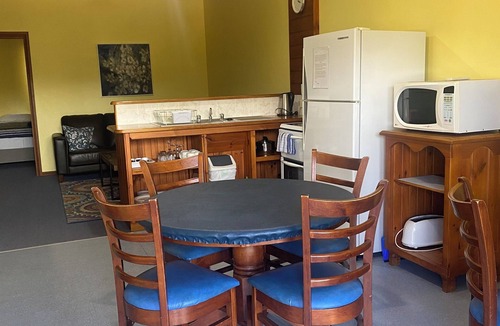 Talbingo Apartment | Fully equipped and spacious 2-bedroom apartment with balcony