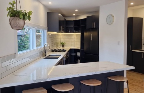 East Geelong House | Fully refurbished gorgeous home, central location, 2 bathroom & outdoor fire pit