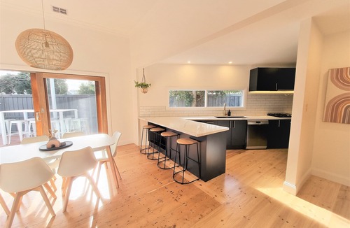 East Geelong House | Fully refurbished gorgeous home, central location, 2 bathroom & outdoor fire pit