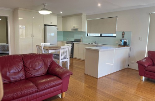 Jandakot Apartment | Fully Self contained 1 bedroom spacious unit adjoining rear of owners home.