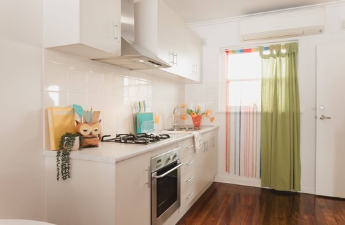 Henley Beach Apartment | FUNKY TWO BEDS Cozy: Quirky: Comfy. Come stay!