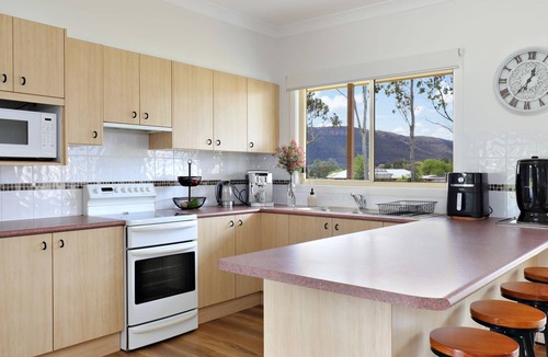 Hartley House | Fynn's Run This three-bedroom, one -bathroom home is set in Hartley on 2.9 hectares