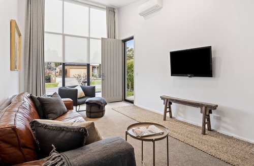 Kyneton House | G E O R G E Beautifully appointed modern townhouse