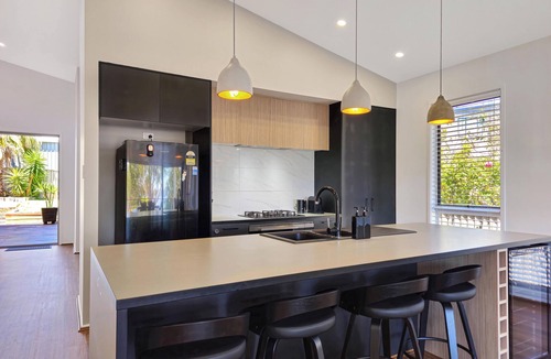Toukley House | Games Room w Pool Table ~ Large Deck w BBQ + Secure Backyard ~ Air-Con ~ WiFi