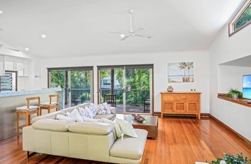 Rainbow Beach House | Gecko's Rest - Rainbow Shores. Executive Beach House - Pet Friendly Too! Wi-fi. Pool