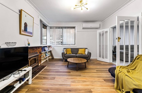 Oakleigh South House | Generous size 3BR 1.5Bath Every BD has AC