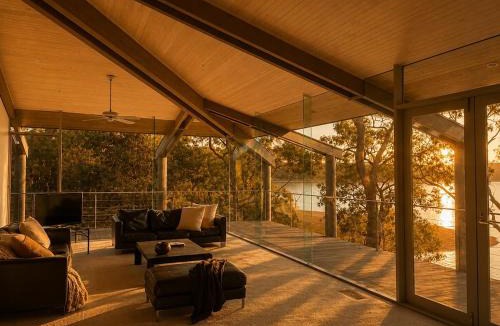 Taylor Bay House | Glasshouse Lake Eildon Architectural Retreat