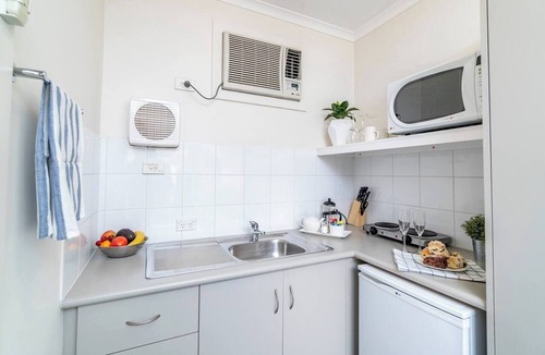 Glenelg Apartment | Glenelg Central Studio Aqua