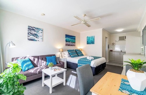 Glenelg Apartment | Glenelg Central Studio Aqua