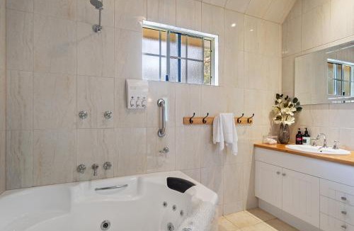 Warwick House | Glenrose Cottages