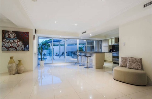 Broadbeach Waters House | Golden Rio Family Waterfront Home Broadbeach